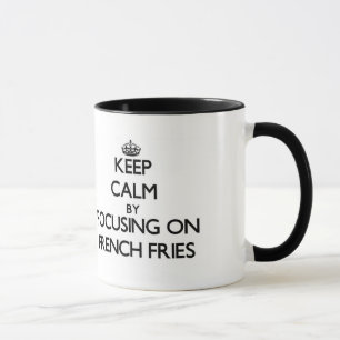 Taza Guarde la calma centrándose en las patatas fritas