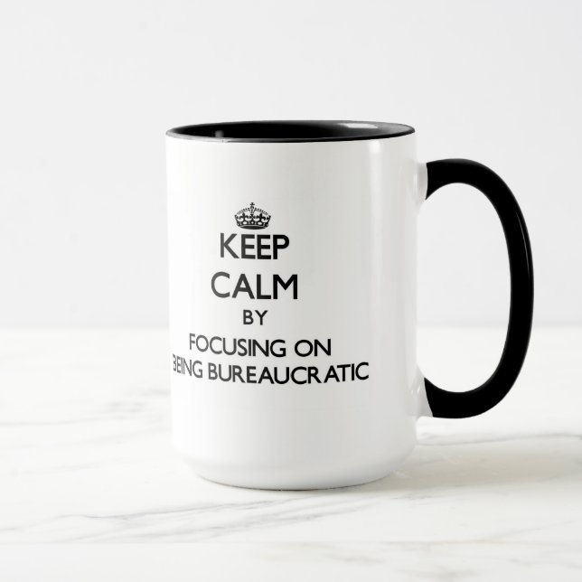Taza Guarde la calma centrándose en ser burocrático (Derecha)