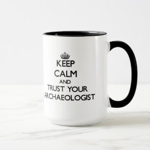 Taza Guarde la calma y confíe en a su arqueólogo