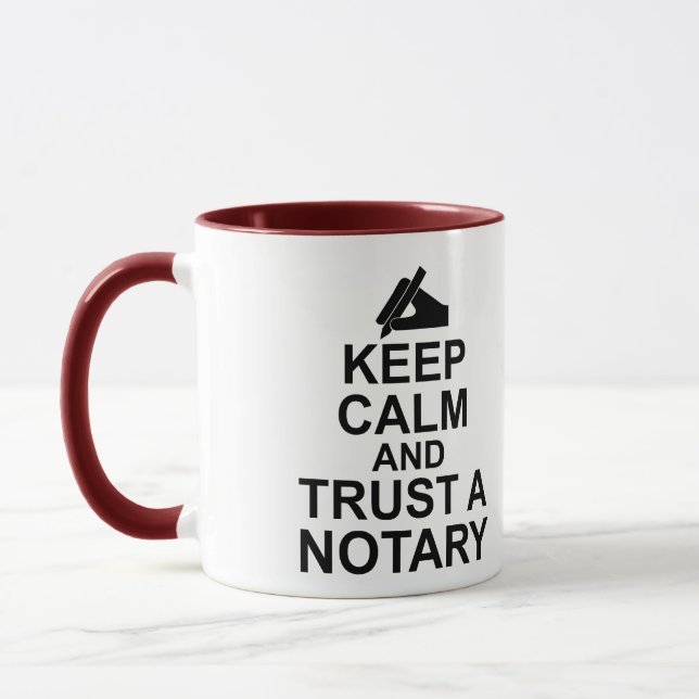 Taza Guarde la calma y confíe en a un notario (Izquierda)