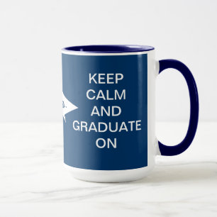 Taza Guarde la calma y gradúe en azules marinos y
