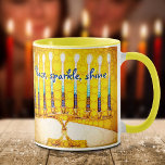 Taza Guión amarillo Hanukkah Menorah Peace Sparkine<br><div class="desc">"Paz, brillo, brillo". Una foto de primer plano de una menorah artística brillante, colorida, amarilla y dorada te ayuda a inaugurar la festividad de Hanukkah con estilo. Sienta el calor y la alegría de la temporada de vacaciones cada vez que bebes de esta moda, colorida taza de café Hanukkah. Hace...</div>