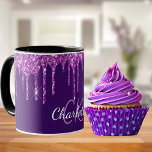 Taza Guión de las iniciales de monograma de nombre de p<br><div class="desc">Una jarra montada y de moda. Un fondo violeta profundo de moda,  decorado con tonterías purpurinas,  pinturas que gotean. Personalice y agregue un nombre y iniciales de monograma. Letras moradas y blancas. El nombre está escrito con una escritura de estilo con letras a mano moderna.</div>