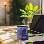 Taza Guión de las iniciales del nombre del purpurina az<br><div class="desc">Una jarra montada y de moda. Un fondo azul marino de moda adornado con tonalidades purpurinas, pinturas que gotean. El color azul es desigual. Personalice y agregue un nombre y iniciales de monograma. Letras de color azul y blanco. El nombre está escrito con una escritura de estilo con letras a...</div>