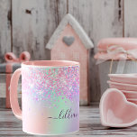 Taza Guión de nombre holográfico de polvo purpurina púr<br><div class="desc">Un fondo holográfico de moda con colores pastel de unicornio y arcoiris en rosa, violeta, dorado rosa, verde menta. Decorada con polvo falso purpurina. Personalice y agregue un nombre, escrito con un estilo de escritura con letras a mano moderno y con cambios. Letras de color púrpura. Para que los cambios...</div>