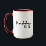 Taza Guión moderno de año personalizado<br><div class="desc">Personalizó esta taza de dos tonos con su año de aniversario establecido para "Hubby". Un guión elegante con texto personalizado es un regalo muy atento.</div>
