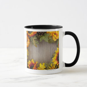 Taza Guirnalda del otoño en el fondo de madera