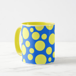 Taza Guisantes amarillos sobre un fondo azul cielo