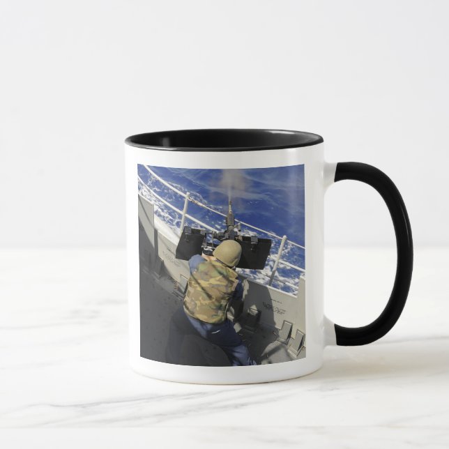 Taza Gunners Mate disparando una ametralladora calibre  (Derecha)