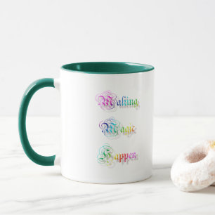 Taza Haciendo magia suceda. texto del arco iris