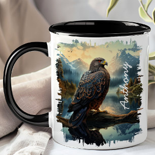 Taza Halcón en la naturaleza montañosa