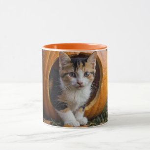 Taza Halloween Calico Gatito sentado en una calabaza