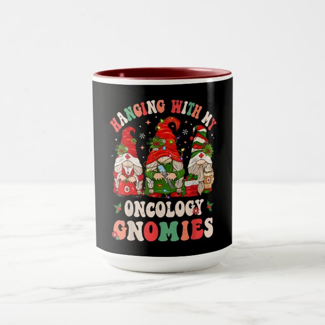 Taza Hanging with My Oncology Gnomies – Funny Christmas (Centro)