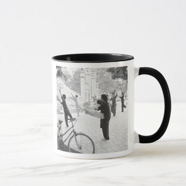 Taza Hanoi Vietnam, ejercicios de la mañana de Hoan Kie (Derecha)