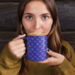 Taza Hanukkah Gold Dreidel Star de David Menorah Blue<br><div class="desc">Celebre el Hanukkah con estilo con esta hermosa taza con un diseño festivo de oro Dreidel, Estrella de David, y Menorah con un relajante fondo azul. Saboree sus bebidas favoritas de vacaciones con un toque de elegancia y tradición. Ya sea para usted o para un regalo atento, esta taza con...</div>