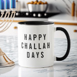 Taza Happy Challah Days Cum Holiday Pun<br><div class="desc">Añade un poco de humor a tu Hanukkah con esta muy linda taza. El diseño presenta "Happy Challah Days" en un estilo moderno de bloques negros.</div>
