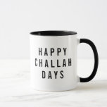Taza Happy Challah Days Cum Holiday Pun<br><div class="desc">Añade un poco de humor a tu Hanukkah con esta muy linda taza. El diseño presenta "Happy Challah Days" en un estilo moderno de bloques negros.</div>