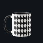 Taza Harlequin blanco y negro<br><div class="desc">El estilo tradicional clásico del modelo elegante de los diamantes del Harlequin en blanco y negro contemporáneo</div>