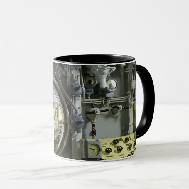 Taza hatch on an old retro submarine (Anverso derecho)