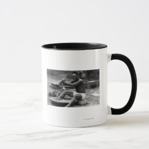 Taza Hawái - Hombre golpeando Taro para hacer Poi