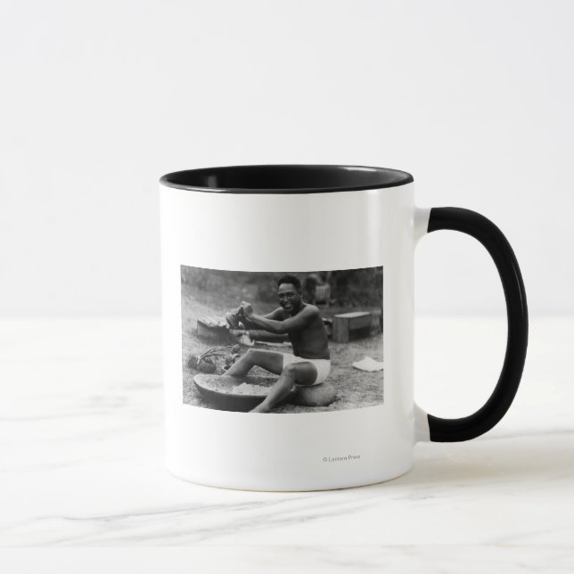 Taza Hawái - Hombre golpeando Taro para hacer Poi (Derecha)
