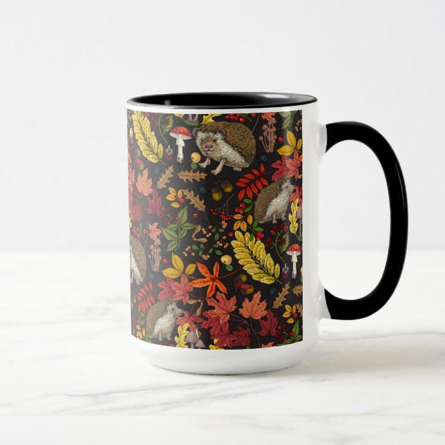 Taza Hedgehogs and autumn forest flora on black (Derecha)
