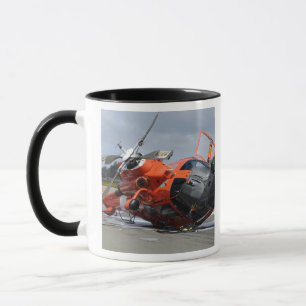 Taza Helicóptero del delfín MH-65 estrellado en Arcat