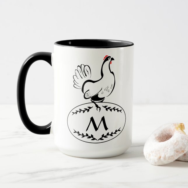 Taza Hen blanco y negro sobre un huevo de monograma (Con donut)