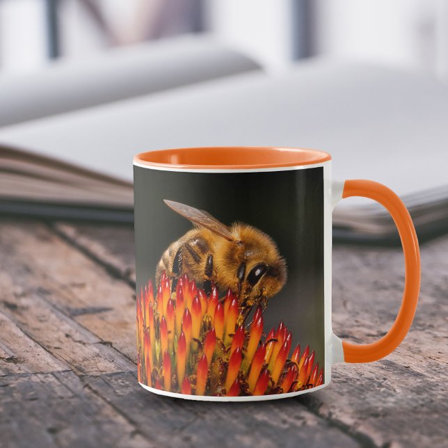 Taza Hermosa abeja de miel polinizando a la Conflor (Honeybee Pollinating a Coneflower 11 oz Coffee Mug Cover Photo.)