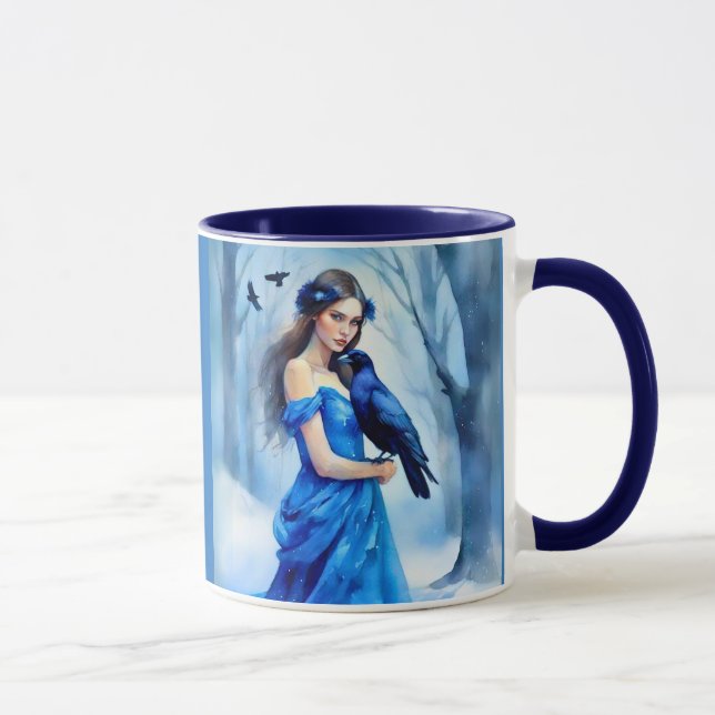 Taza Hermosa mujer con barranco en un bosque de nieve (Derecha)
