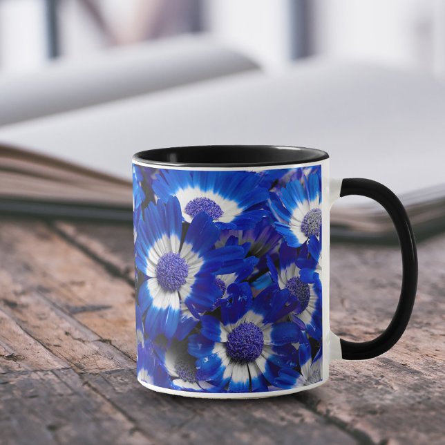 Taza Hermosas flores reales de la Cineraria azul (Beautiful Royal Blue Cineraria Flowers 11 oz Coffee Mug Cover Photo.)