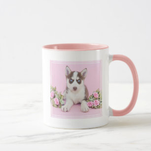 Taza Hermoso cachorro humilde con rosas rosas rosas