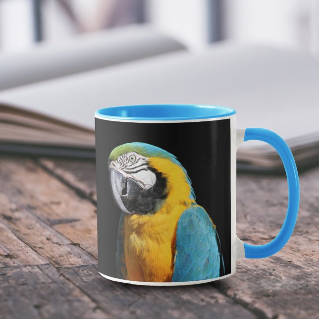 Taza Hermoso macao azul y dorado (Blue and Gold Macaw Closeup 11 oz Coffee Mug Cover Photo.)
