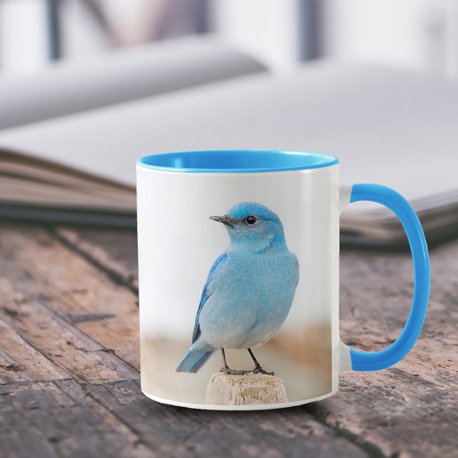 Taza Hermoso pájaro azul de montaña en la playa (Mountain Bluebird on Beach Driftwood 11 oz Coffee Mug Cover Photo.)