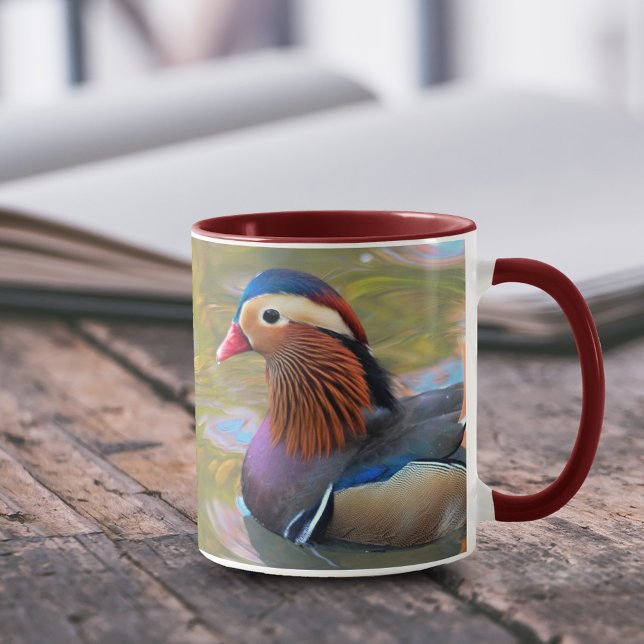 Taza Hermoso pato mandarín en el estanque (Beautiful Mandarin Duck in Pond 11 oz Coffee Mug Cover Photo.)
