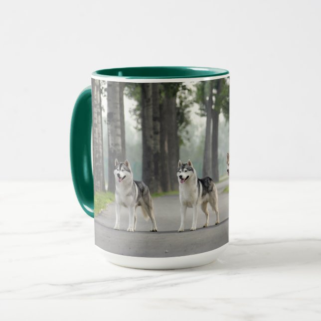 Taza Hermosos perros Husky en un sendero natural (Anverso izquierdo)