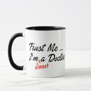 Taza Hip Trust Me soy casi Médica Pun Gracioso Médico
