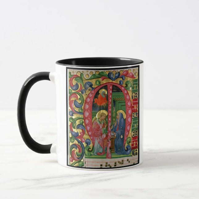 Taza Historiated rubrica "M" que representa el anuncio (Izquierda)