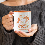 Taza Hocus Pocus Halloween<br><div class="desc">"Hocus pocus,  necesito que el vino se centre (o el café fuerte)",  que dice impreso en naranja a ambos lados de una taza de café,  divertido para Halloween para mujeres y hombres.</div>