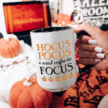 Taza Hocus Pocus necesito café para enfocarme<br><div class="desc">Mugre para otoño y Halloween :)</div>