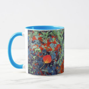 Taza Hoja de álamo sobre una roca cubierta de líquenes