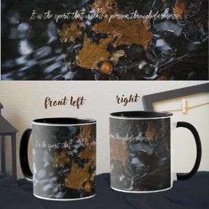 Taza Hojas de roble y bellotas en aguas oscuras