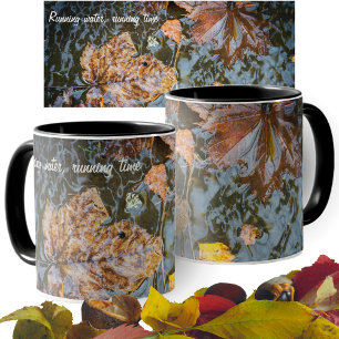 Taza Hojas otoñales en la corriente