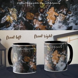 Taza Hojas y bellotas de otoño en aguas misteriosas