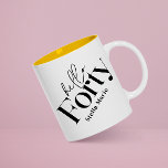 Taza Hola cuarenta modernos minimalista elegante cumple<br><div class="desc">Hola cuarenta modernos y minimalistas tipografía simple negro y blanco 40 cumpleaños decoración fiesta favor de gracias barro de regalo. Parte de una colección contemporánea.</div>