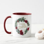 Taza HOLLY Burgundy Winter Floral Merry Christmas<br><div class="desc">Esta taza de cerámica tiene una rica corona floral de invierno borgoñona con un elegante tipo de letra de caligrafía y las palabras "Feliz Navidad". Esta taza es el complemento perfecto para su decoración de vacaciones o un gran regalo para el cacao caliente y las noches.</div>