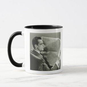 Taza Hombre de negocios que lee el periódico