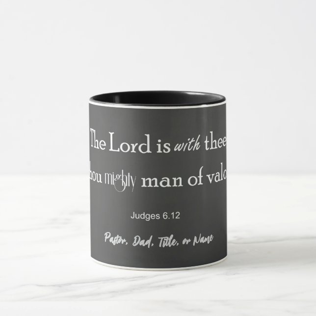 Taza Hombre poderoso y personalizado de verso de valor  (Centro)