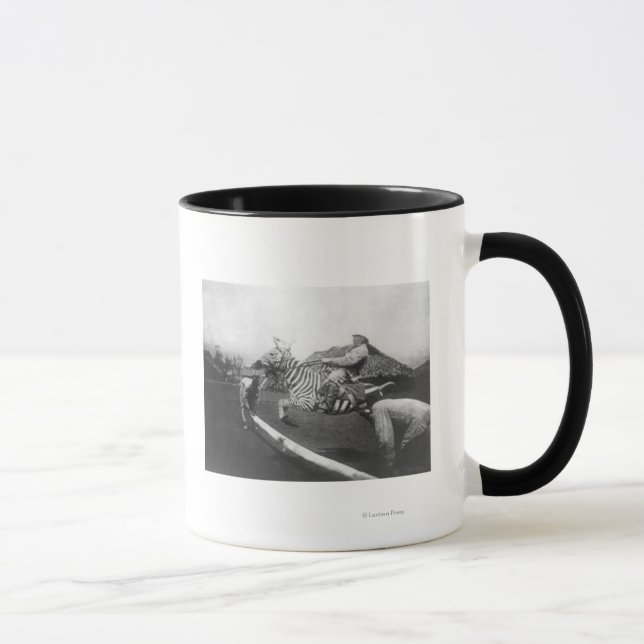 Taza Hombre viajando en zebra saltando foto de cerca (Derecha)