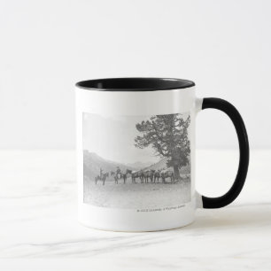 Taza Hombres con los packhorses que miran sobre una